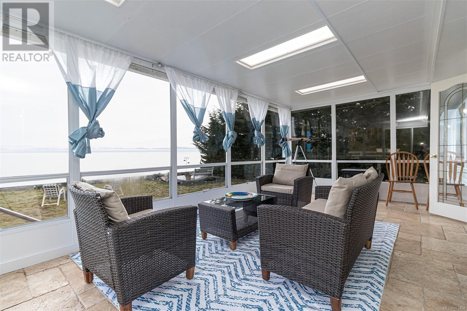 5545 Island Hwy, Qualicum Beach
