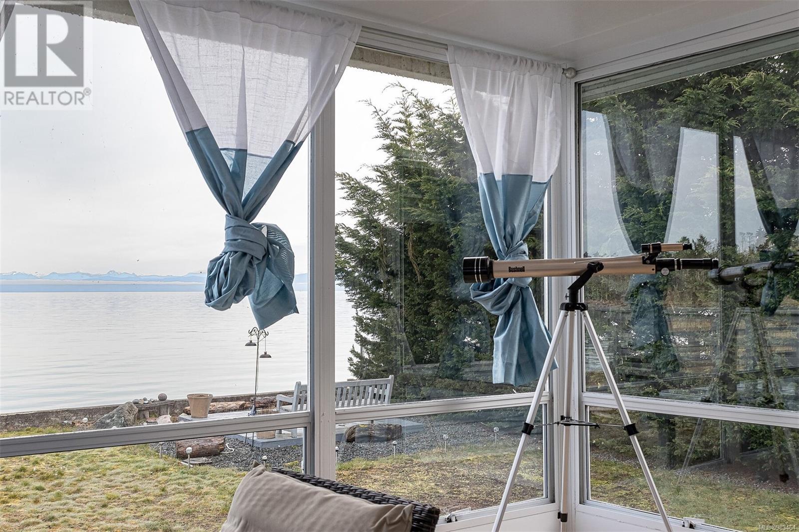 5545 Island Hwy, Qualicum Beach