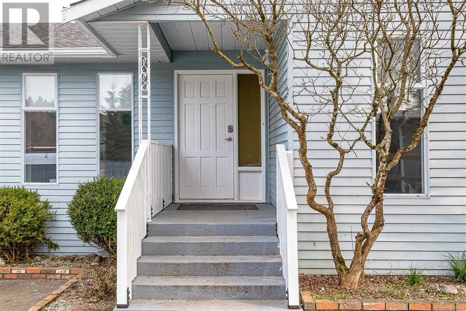 5545 Island Hwy, Qualicum Beach