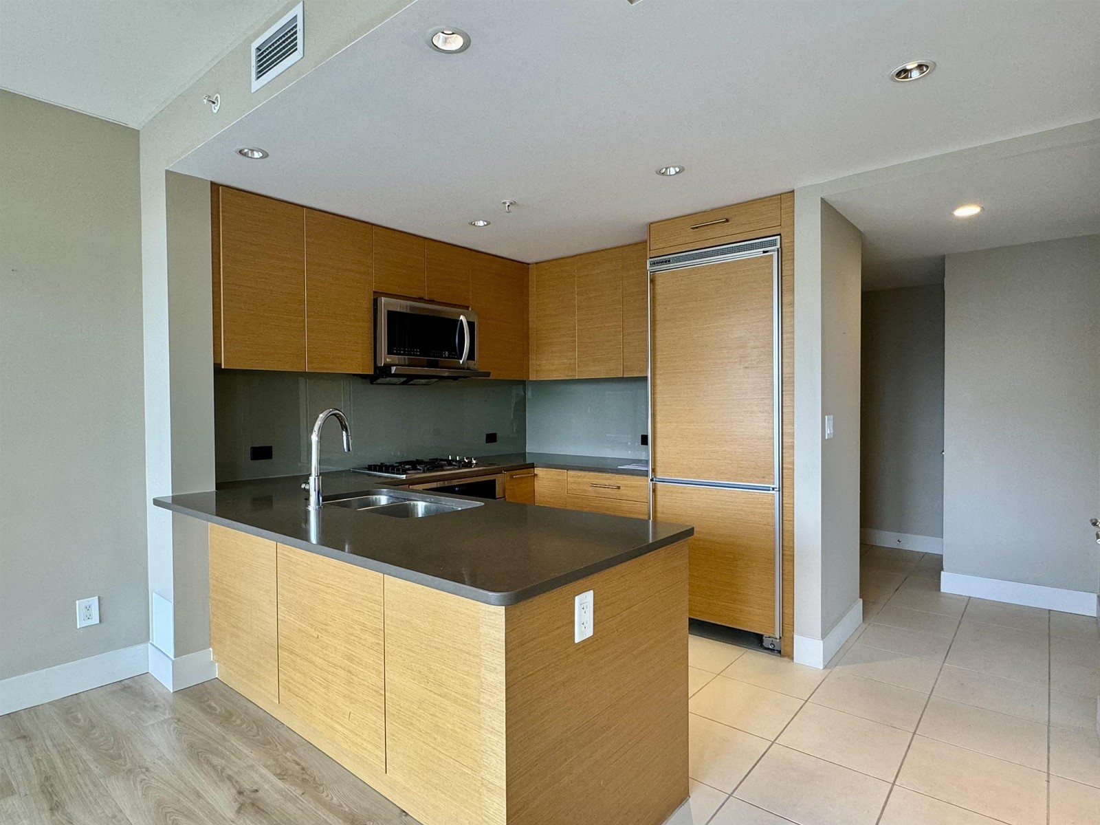 306 15152 RUSSELL AVENUE, White Rock