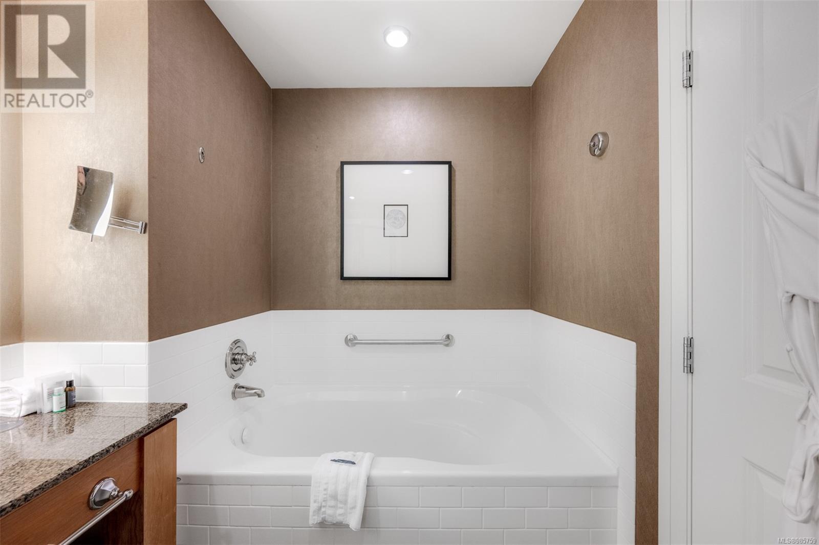 335/337 C 1999 Country Club Way, Langford real estate listing 985759
