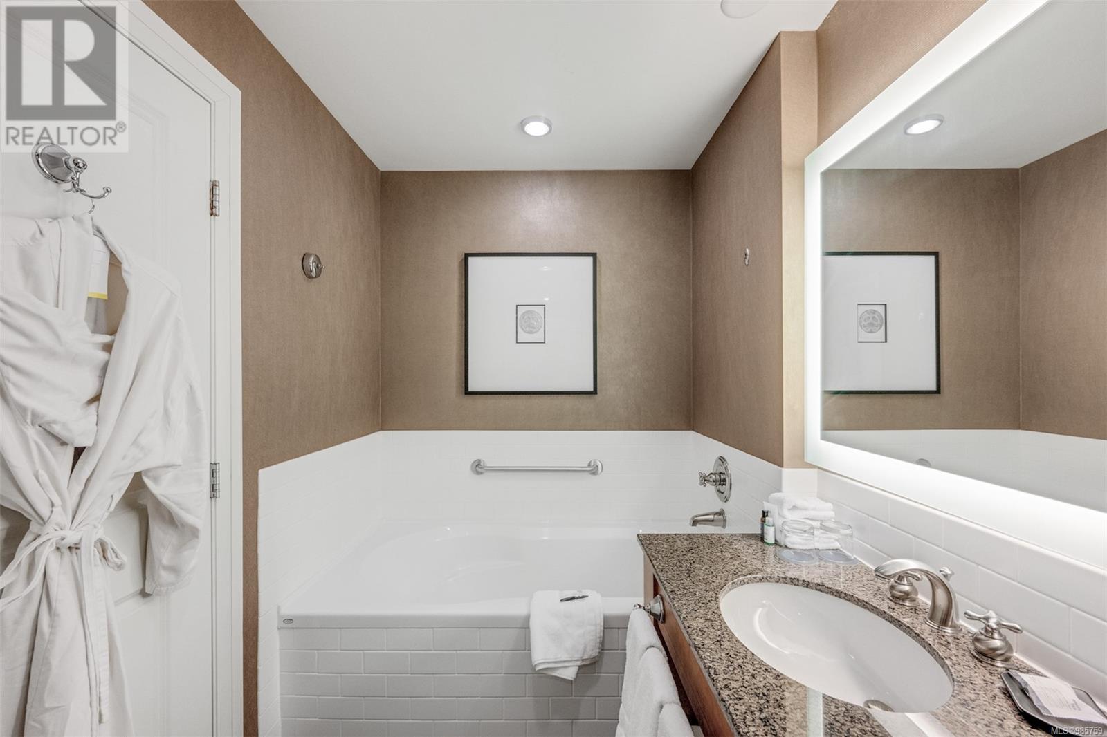 335/337 C 1999 Country Club Way, Langford real estate listing 985759