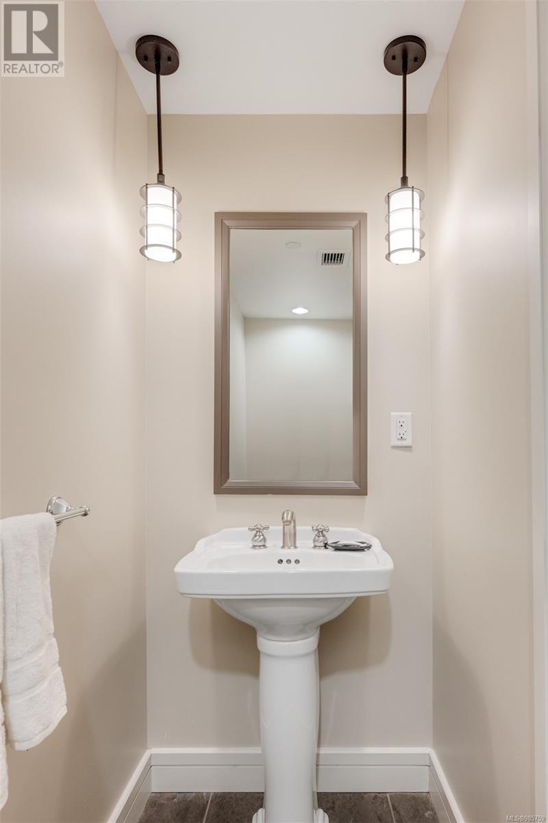 335/337 C 1999 Country Club Way, Langford real estate listing 985759