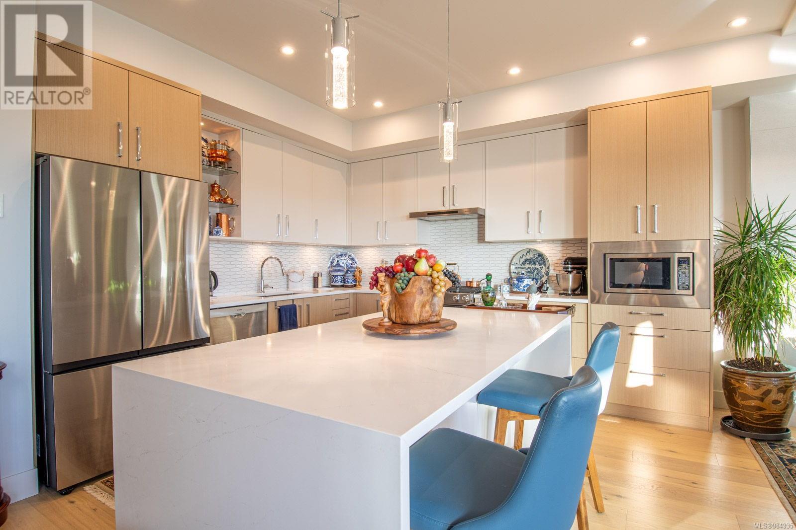 305 9818 Fourth Street, Sidney