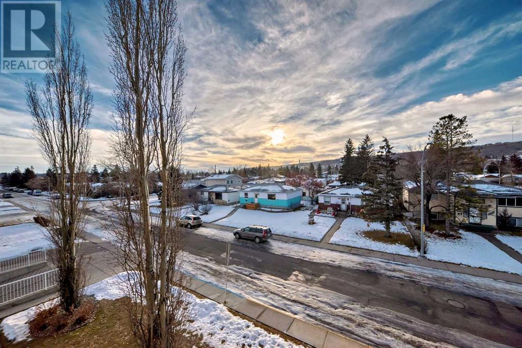 Single Family House for Sale in    Avenue NW Bowness Calgary 