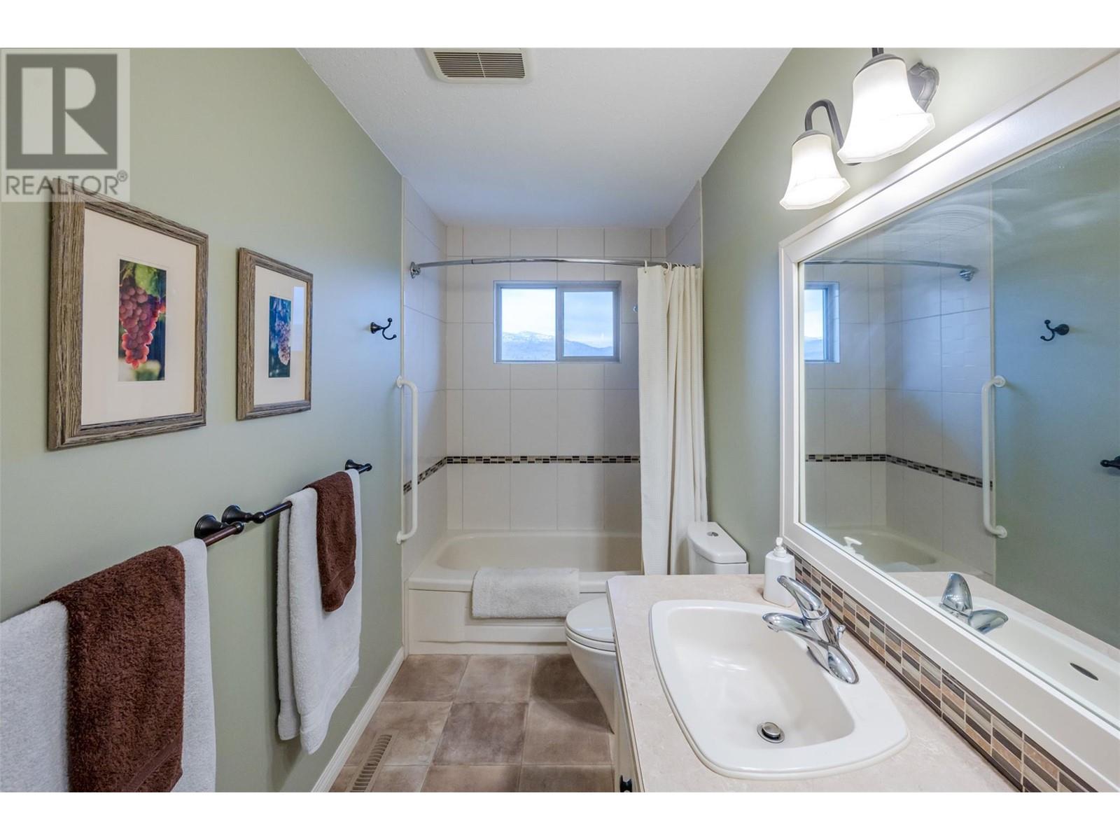 949 Panorama Crescent, Oliver