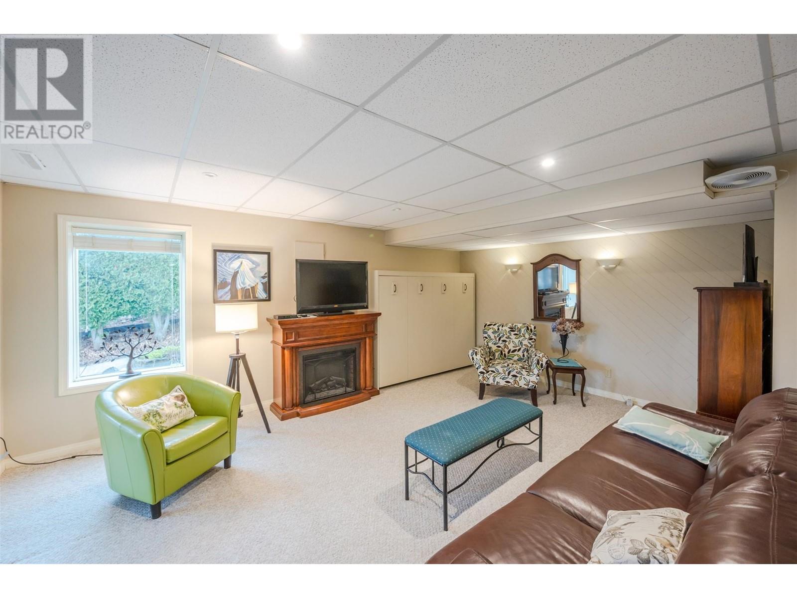 949 Panorama Crescent, Oliver