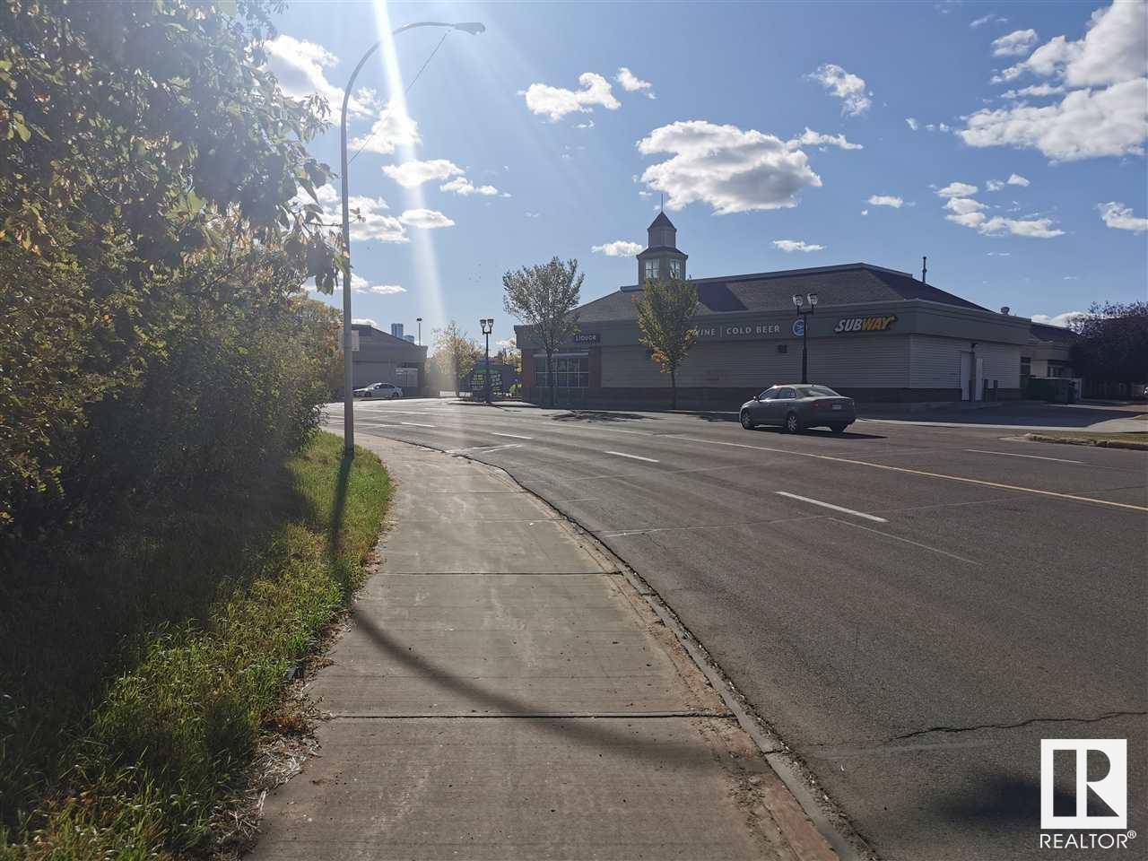 Photo 3 of 11833 Fort Rd Nw, Edmonton AB