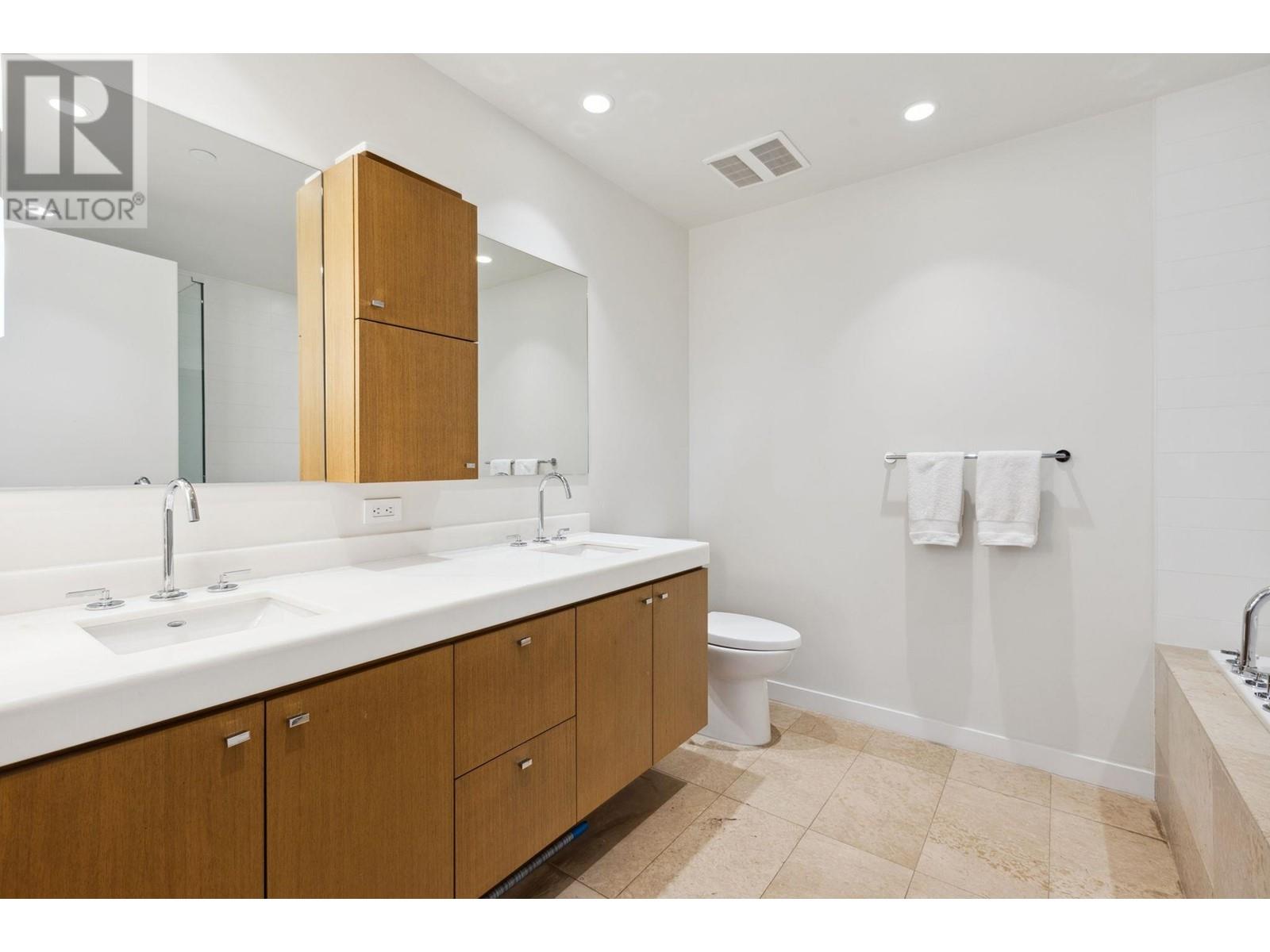 204 788 ARTHUR ERICKSON PLACE, West Vancouver real estate listing R2967231