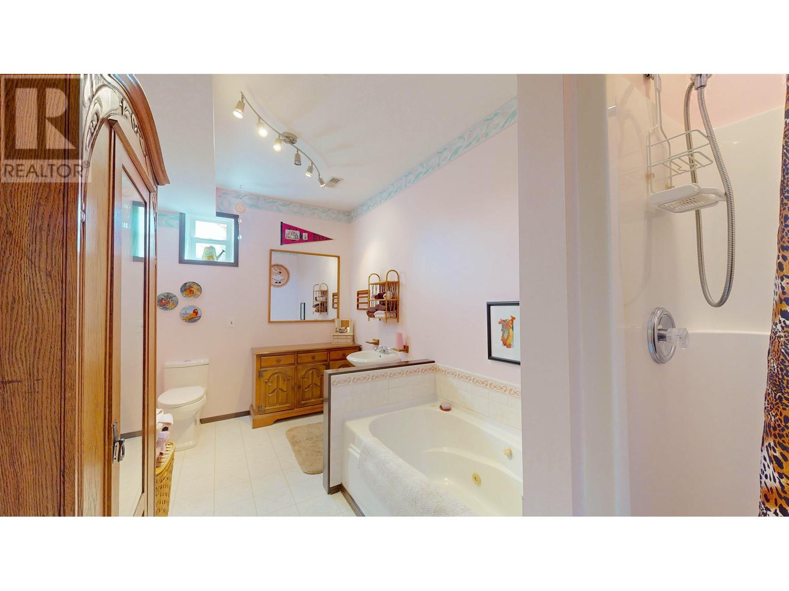 4221 LODGE ROAD, Lac La Hache