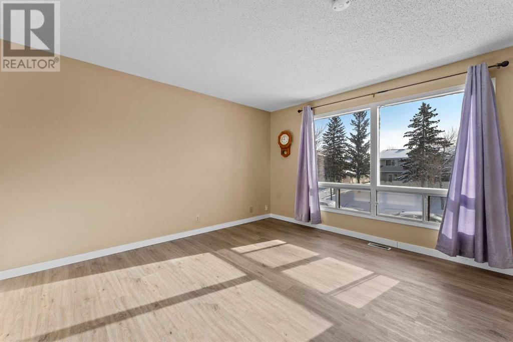 Single Family House Bi-level for Sale in  Berkley Drive NW Beddington Heights Calgary 