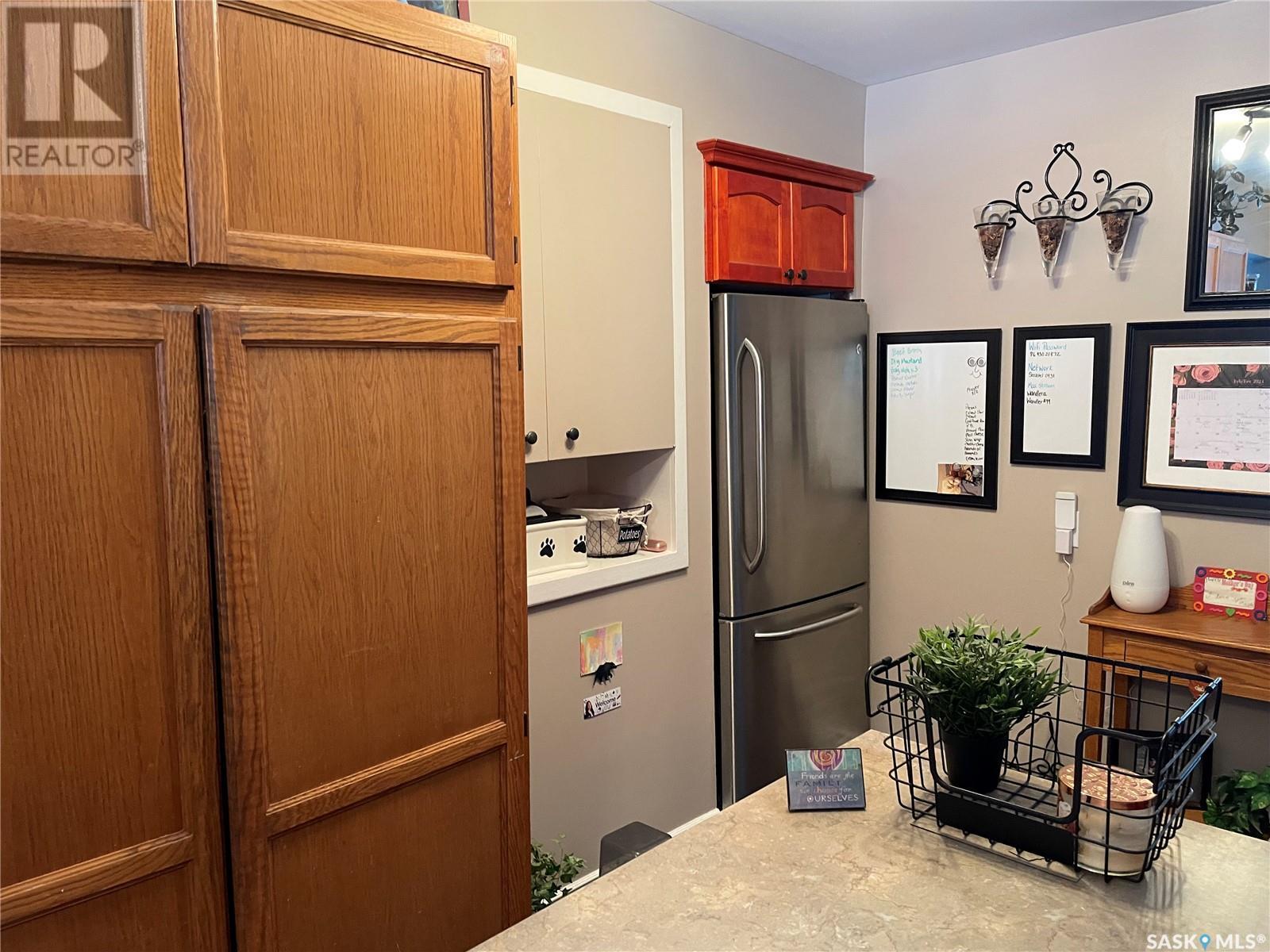 Photo 11 of 207 Dominion Road, Assiniboia SK