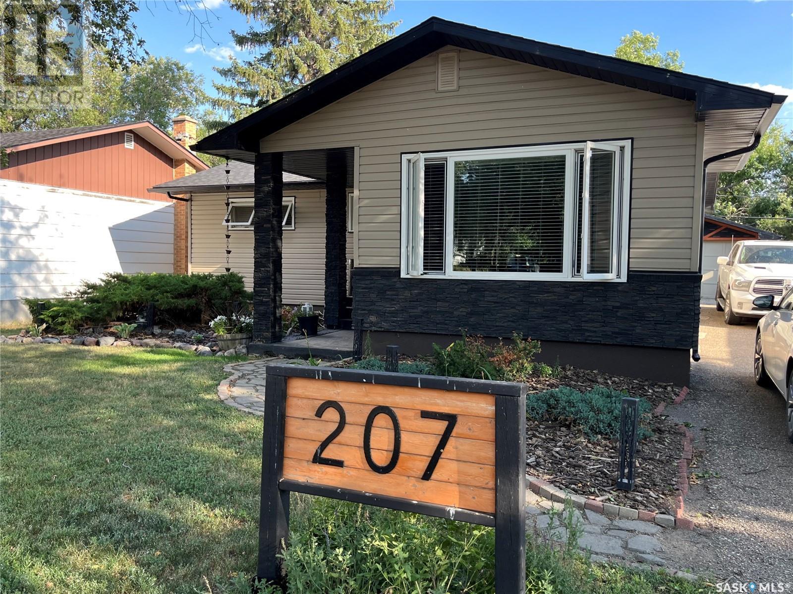 Photo 3 of 207 Dominion Road, Assiniboia SK