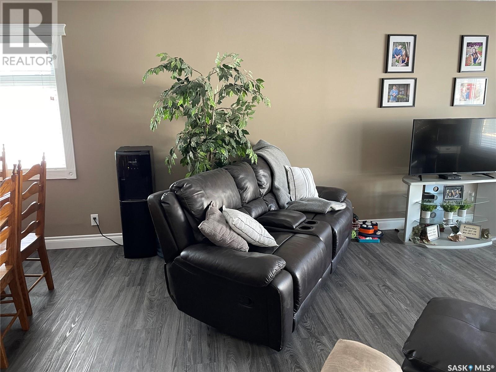 Photo 6 of 207 Dominion Road, Assiniboia SK