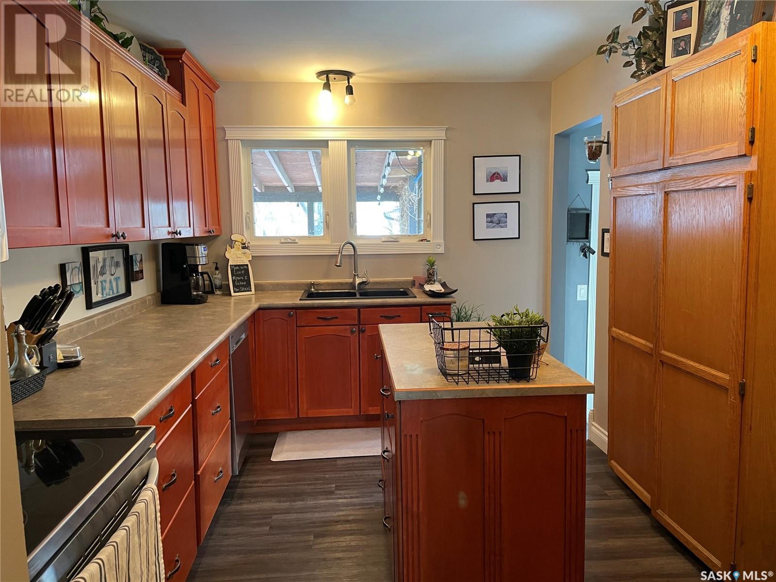 Photo 9 of 207 Dominion Road, Assiniboia SK