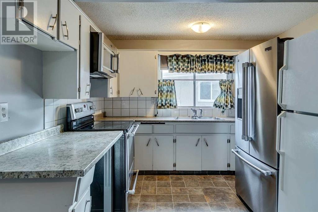 Single Family House Bi-level for Sale in  Penbrooke Close SE Penbrooke Meadows Calgary 