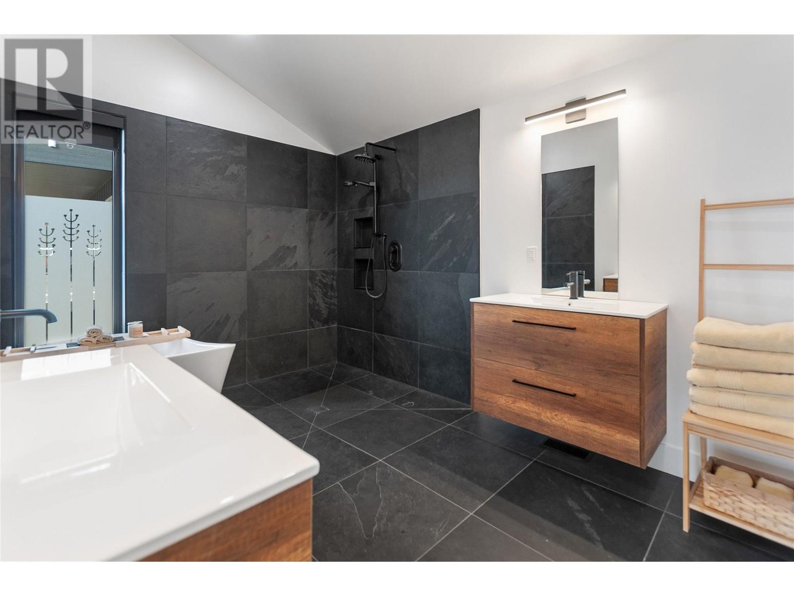 2710 WORKMAN Place, Naramata