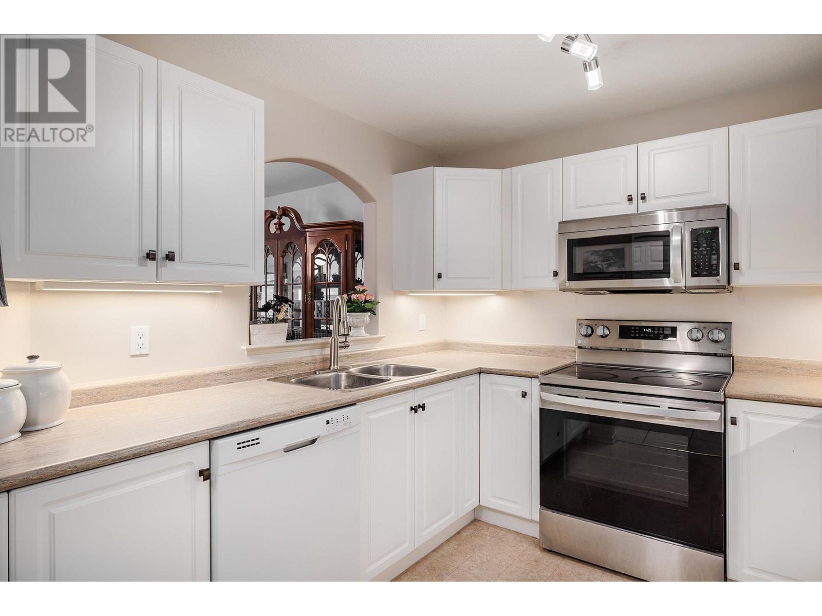 301 555 Houghton Road, Kelowna