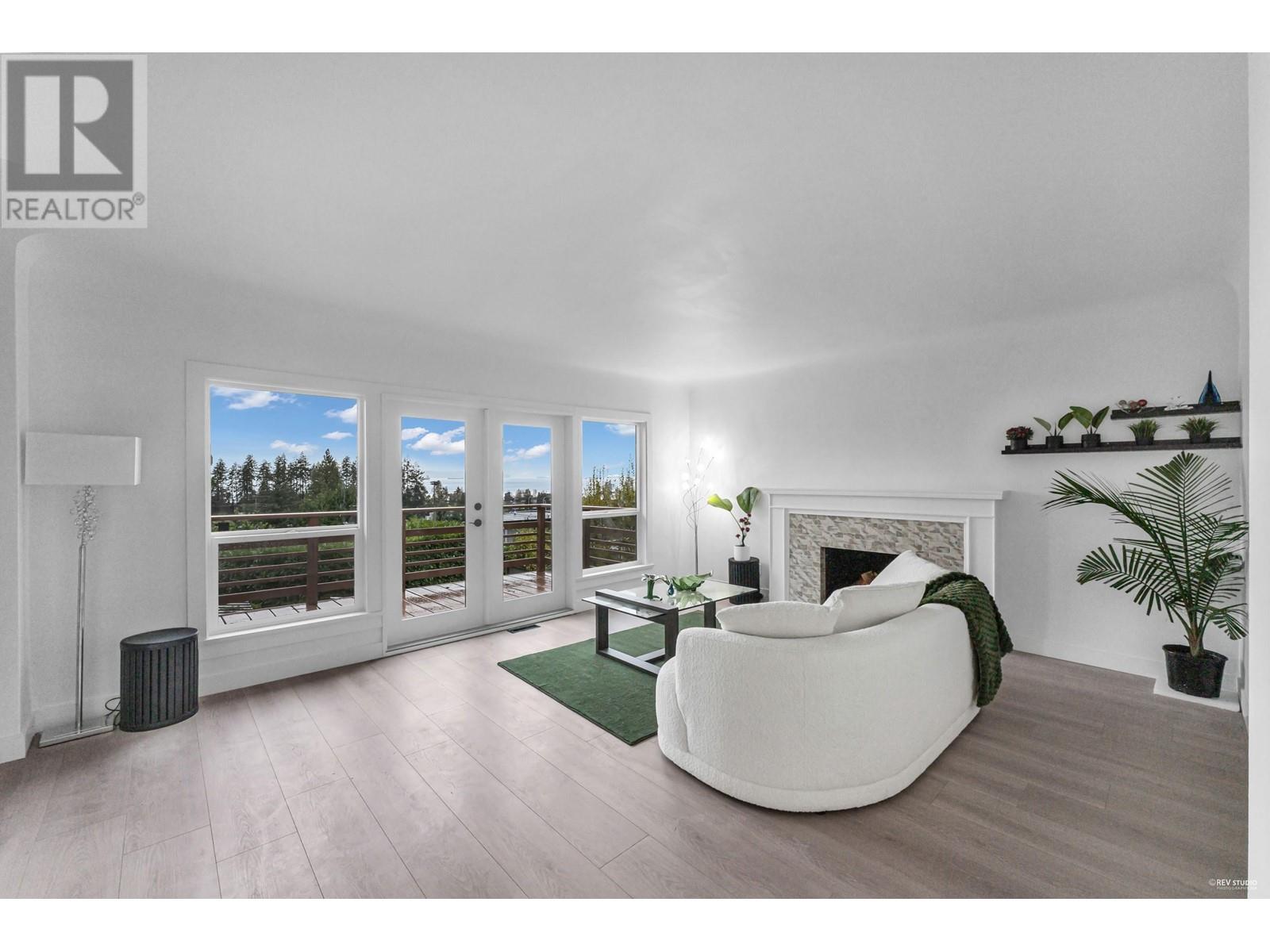 1010 KEITH ROAD, West Vancouver