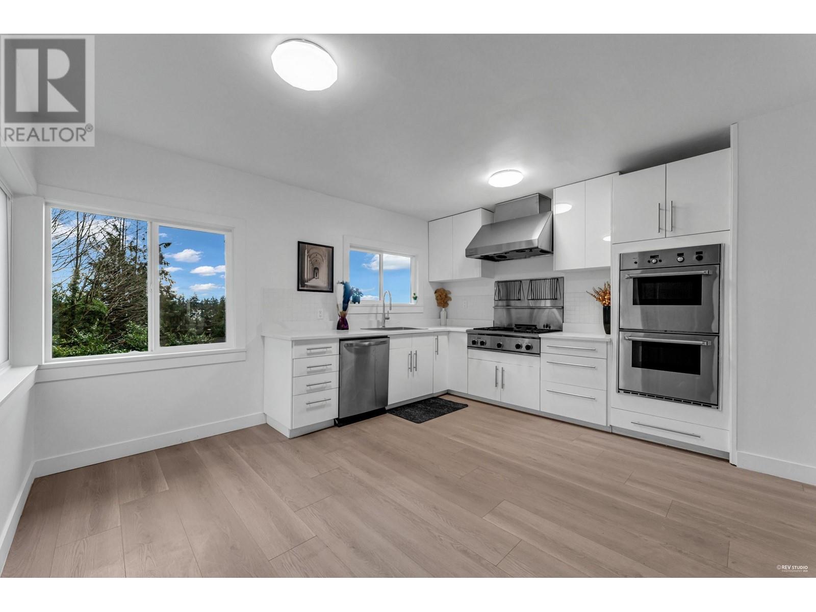 1010 KEITH ROAD, West Vancouver