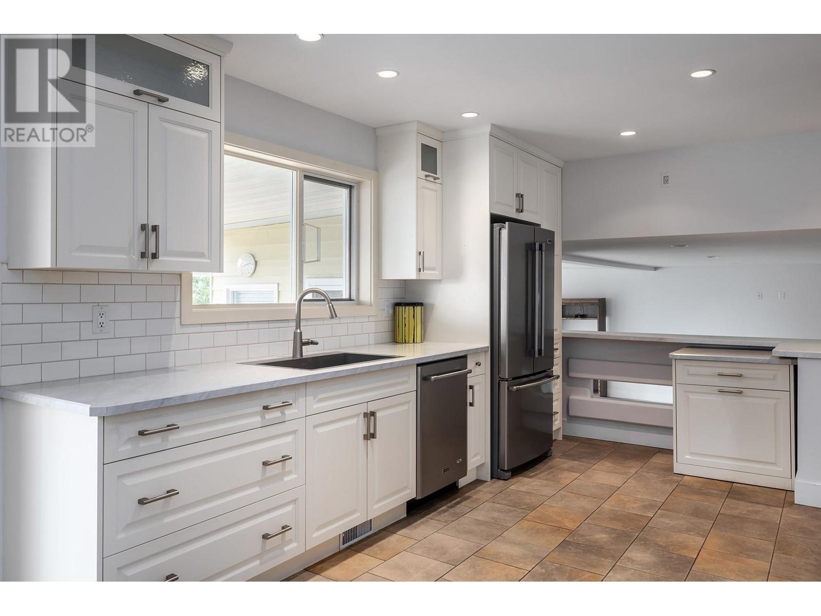  2571 Pineridge Place, West Kelowna