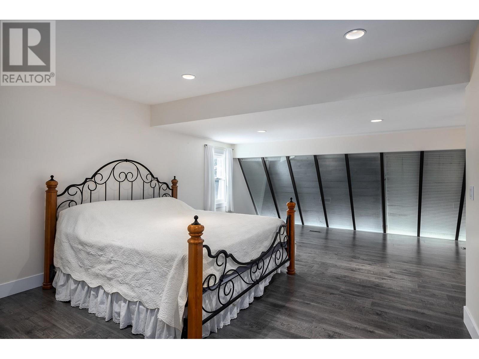 2571 Pineridge Place, West Kelowna