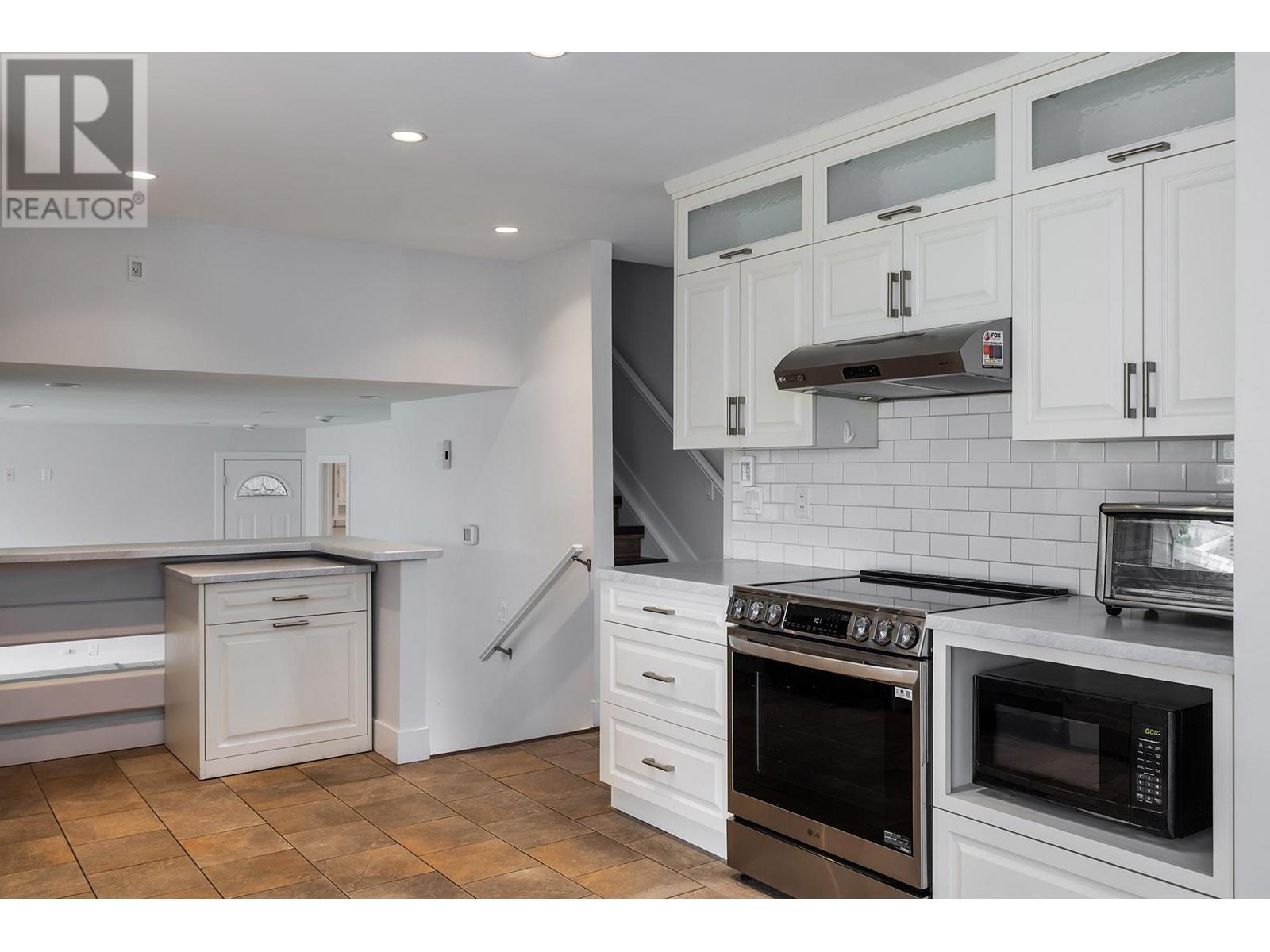  2571 Pineridge Place, West Kelowna