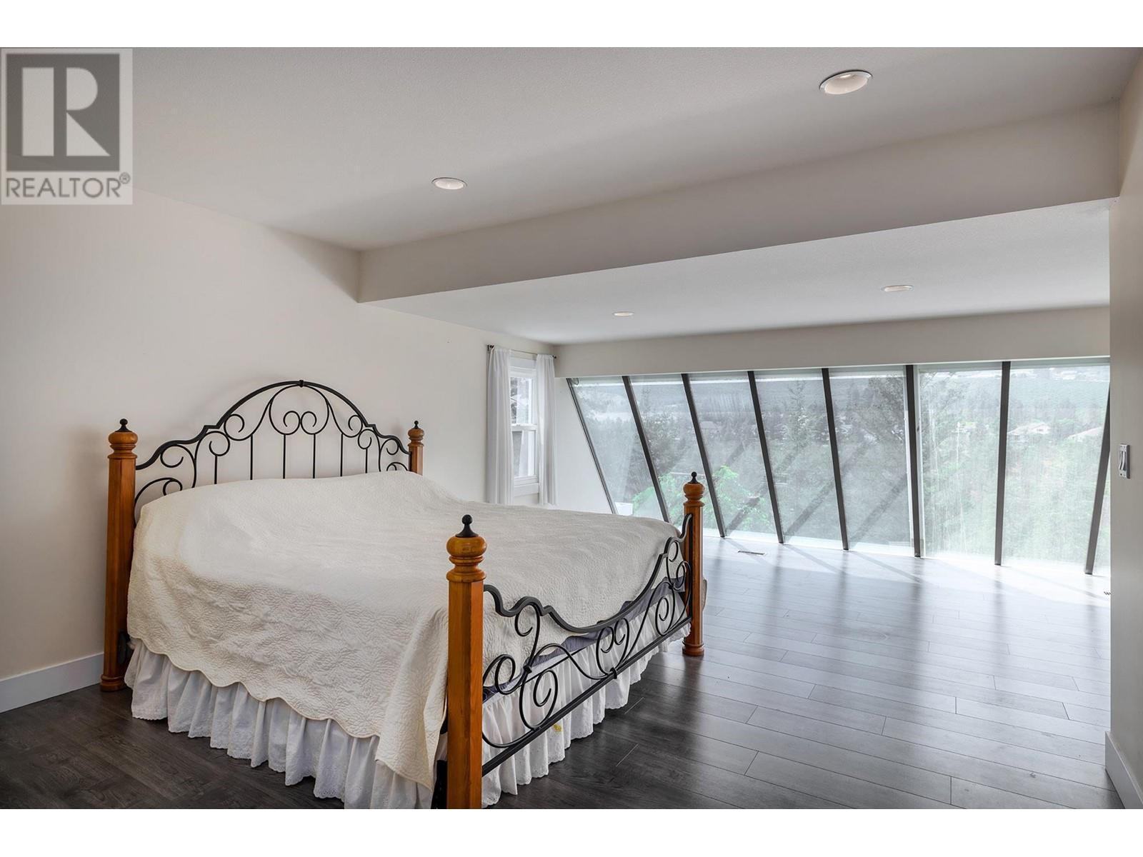  2571 Pineridge Place, West Kelowna