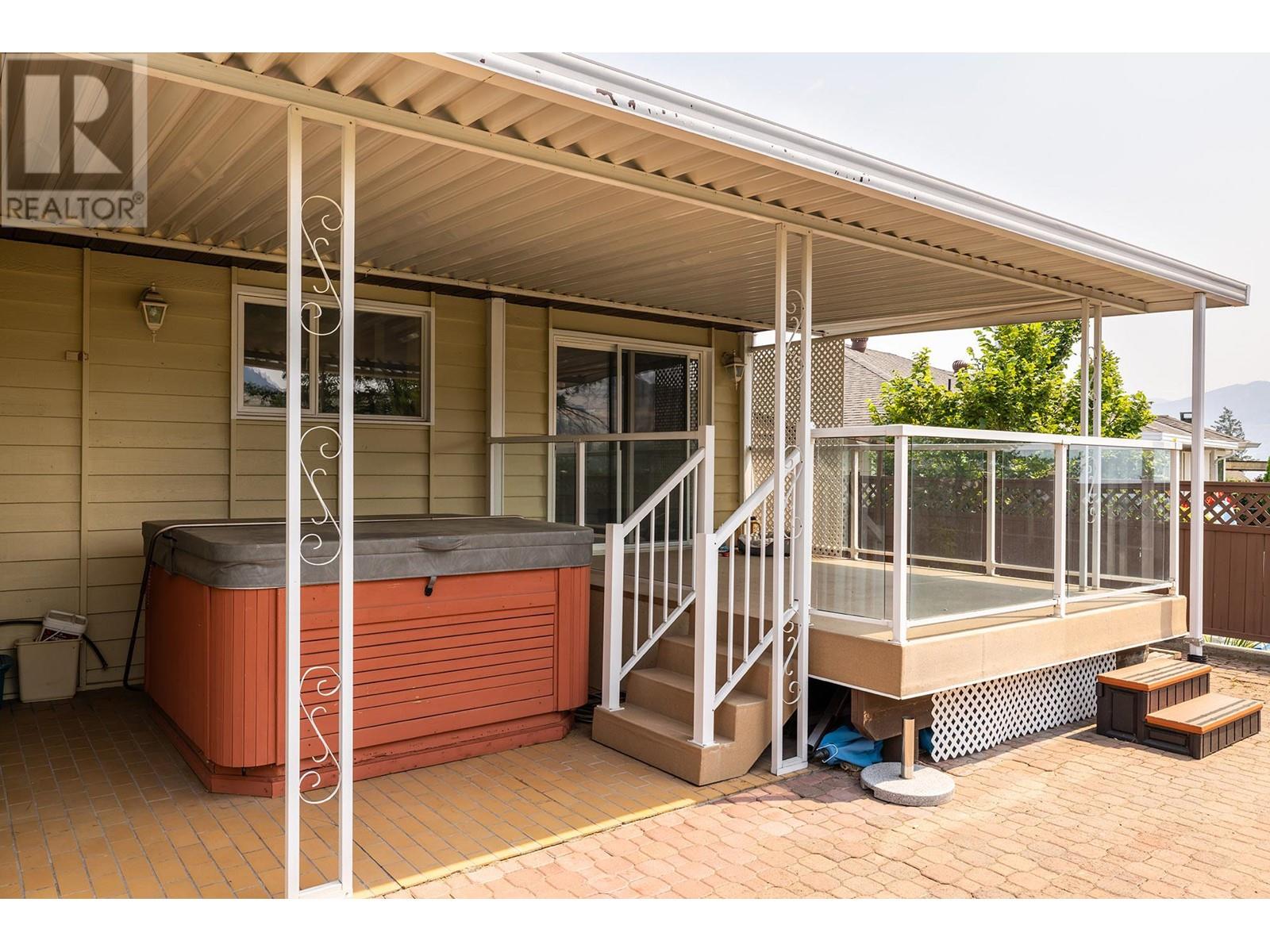  2571 Pineridge Place, West Kelowna