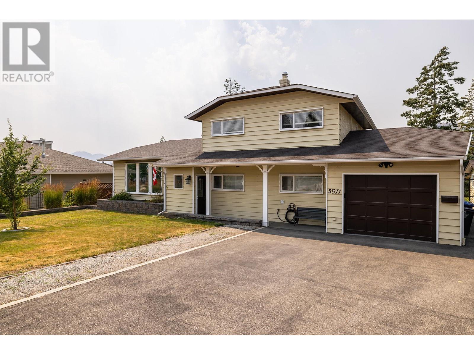  2571 Pineridge Place, West Kelowna
