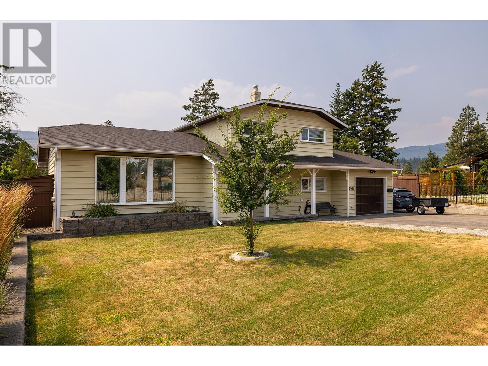  2571 Pineridge Place, West Kelowna