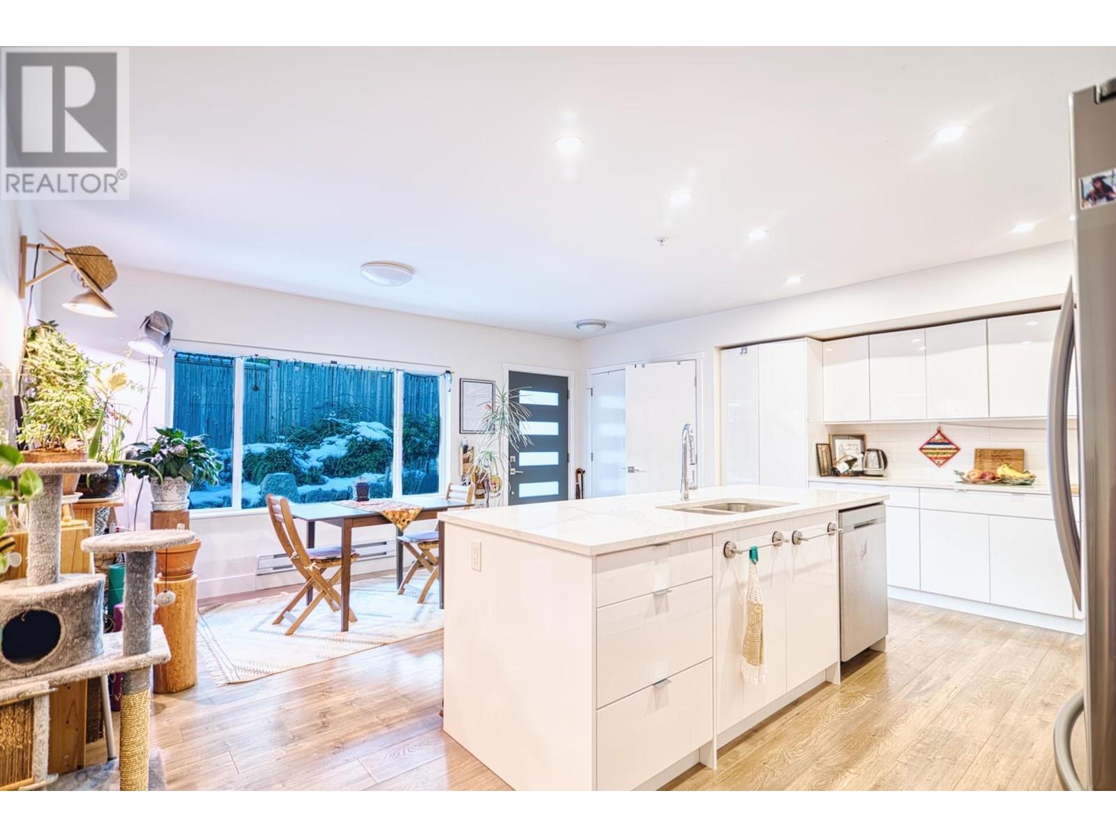 110 736 GIBSONS WAY, Gibsons
