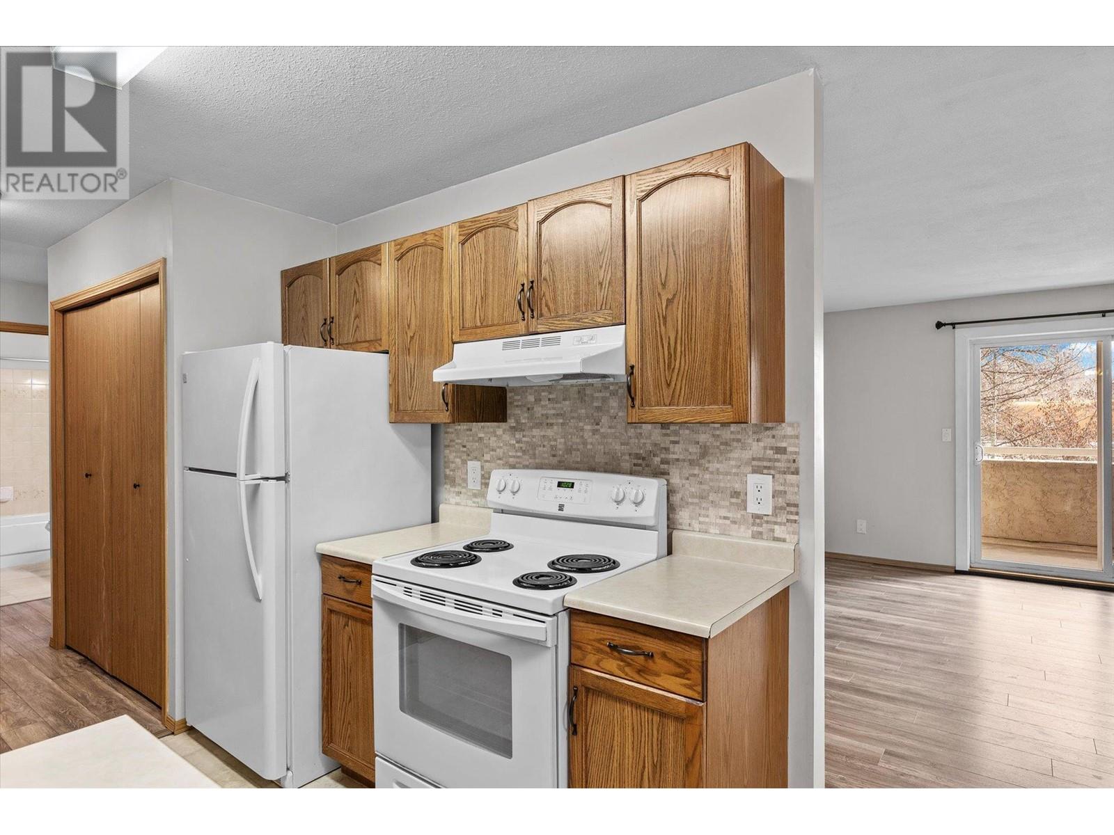 275 3854 Gordon Drive, Kelowna