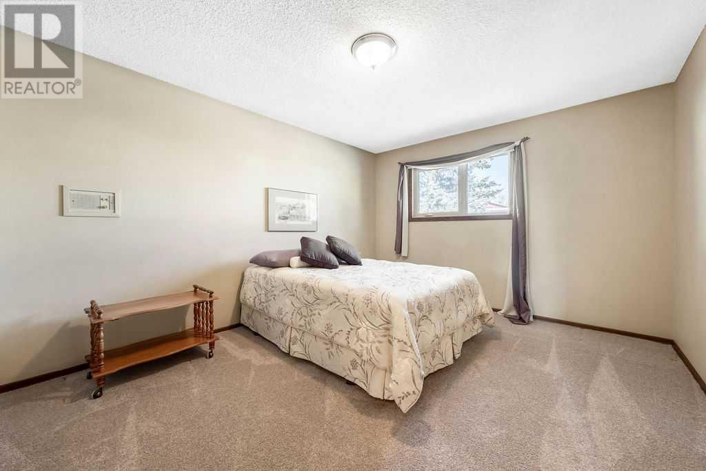 Single Family House for Sale in  Hawkwood Crescent NW Hawkwood Calgary 