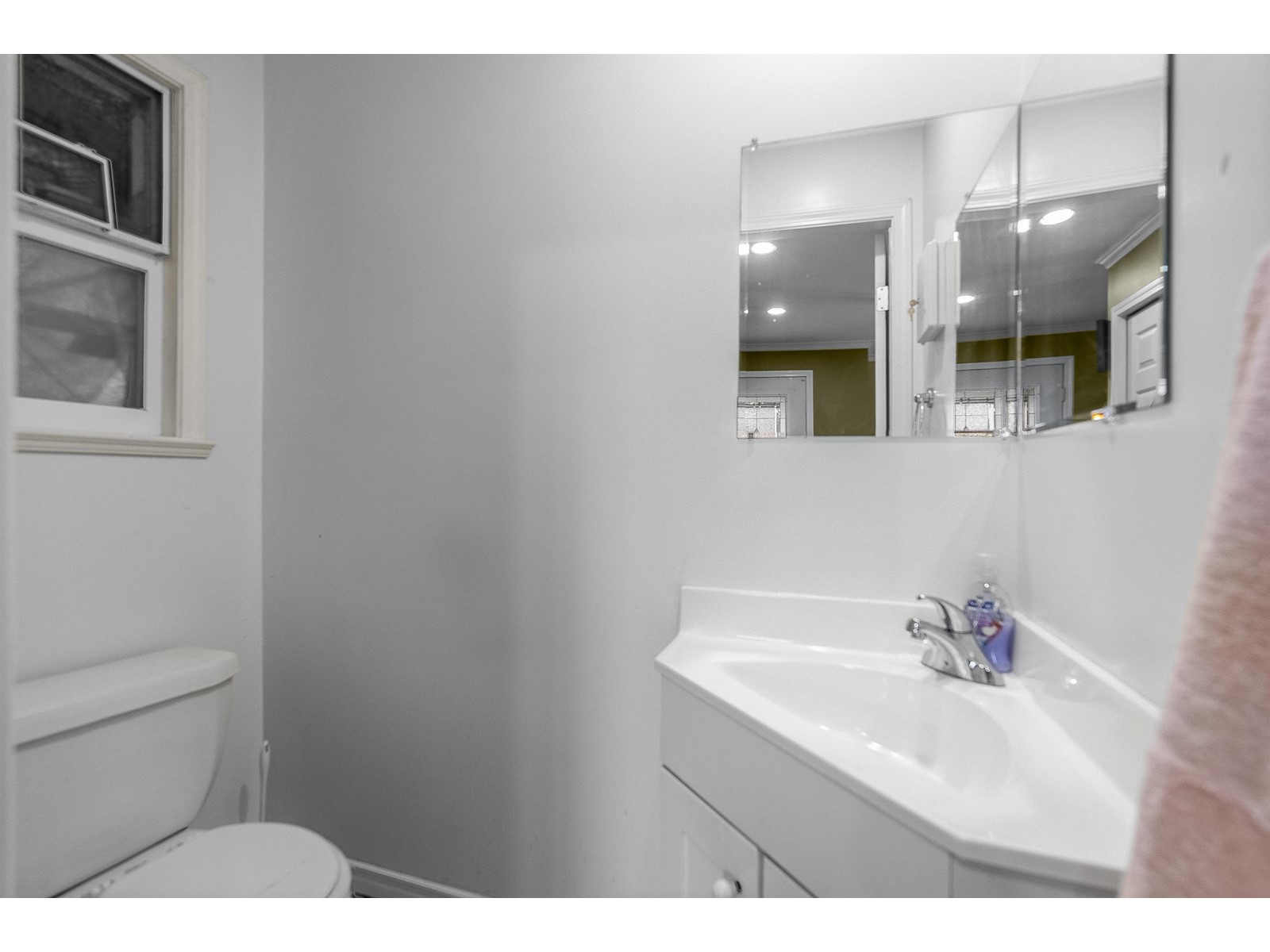 Photo 11 of 5502 Bakerview Drive, Surrey BC