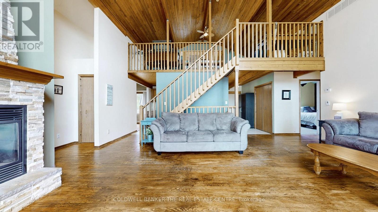 Photo 2 of 33 Lake Drive E, Georgina ON