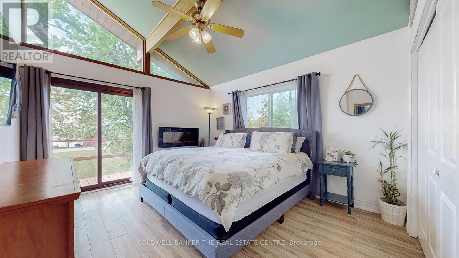 Photo 15 of 33 Lake Drive E, Georgina ON