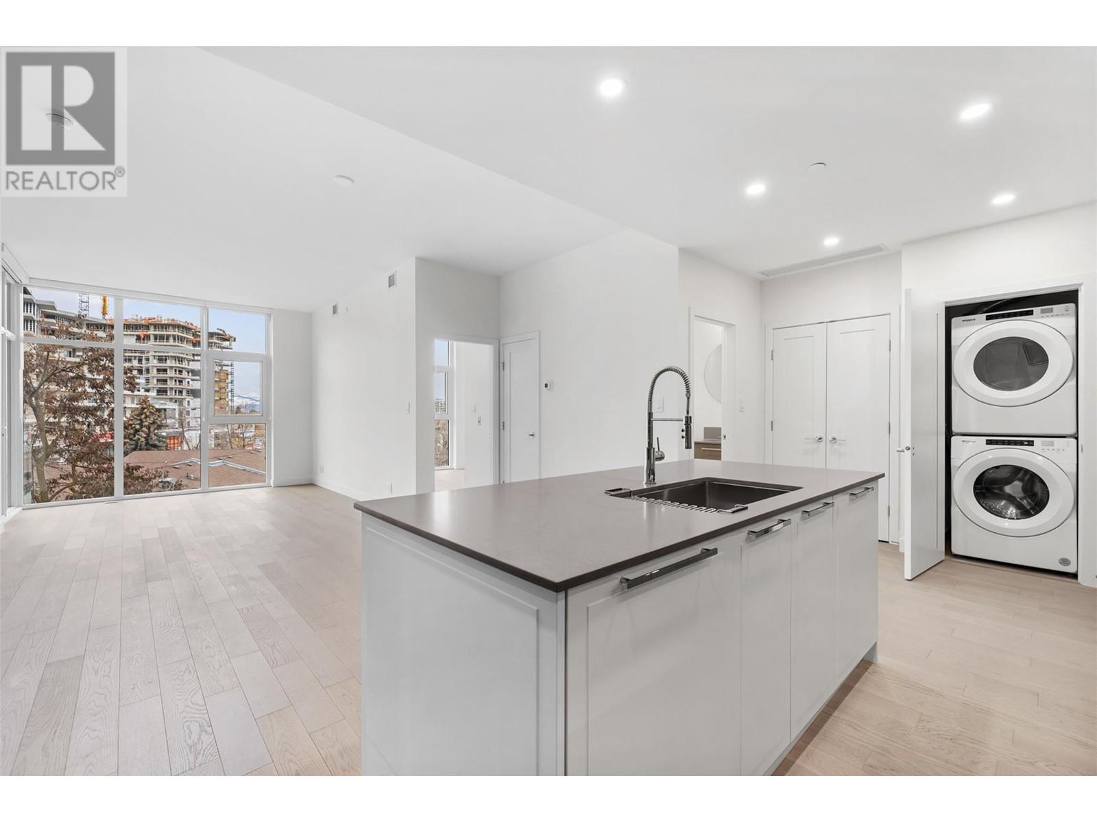 403 3389 Lakeshore Road, Kelowna