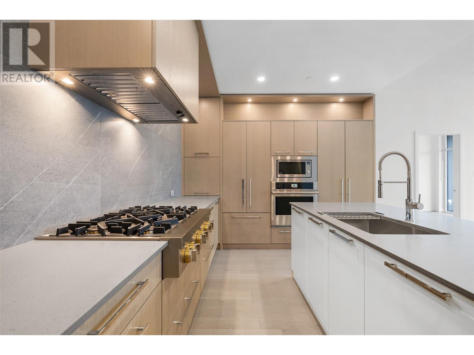 403 3389 Lakeshore Road, Kelowna