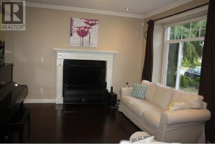 Photo 4 of 7441 15th Avenue, Burnaby BC