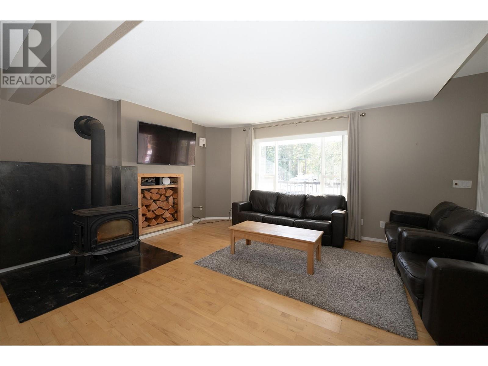  401 Gillis Avenue, Sicamous