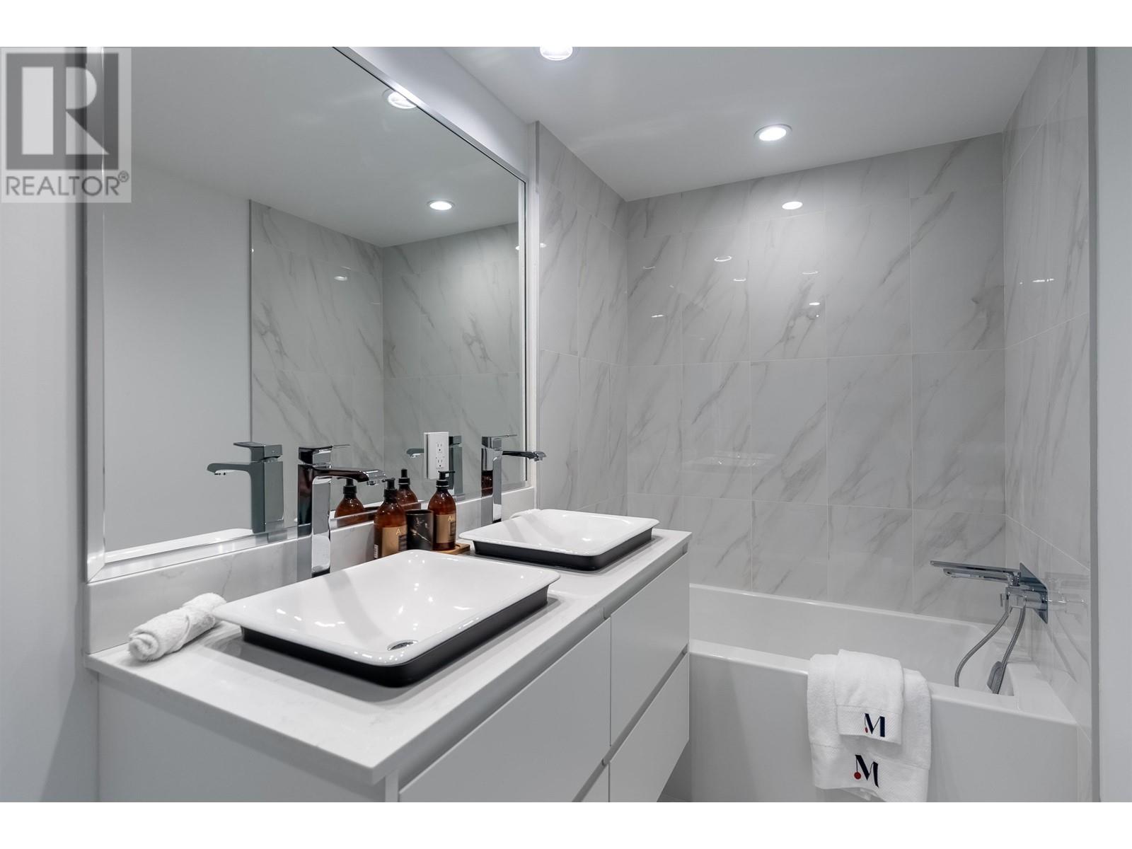 1 434 E 1ST STREET, North Vancouver