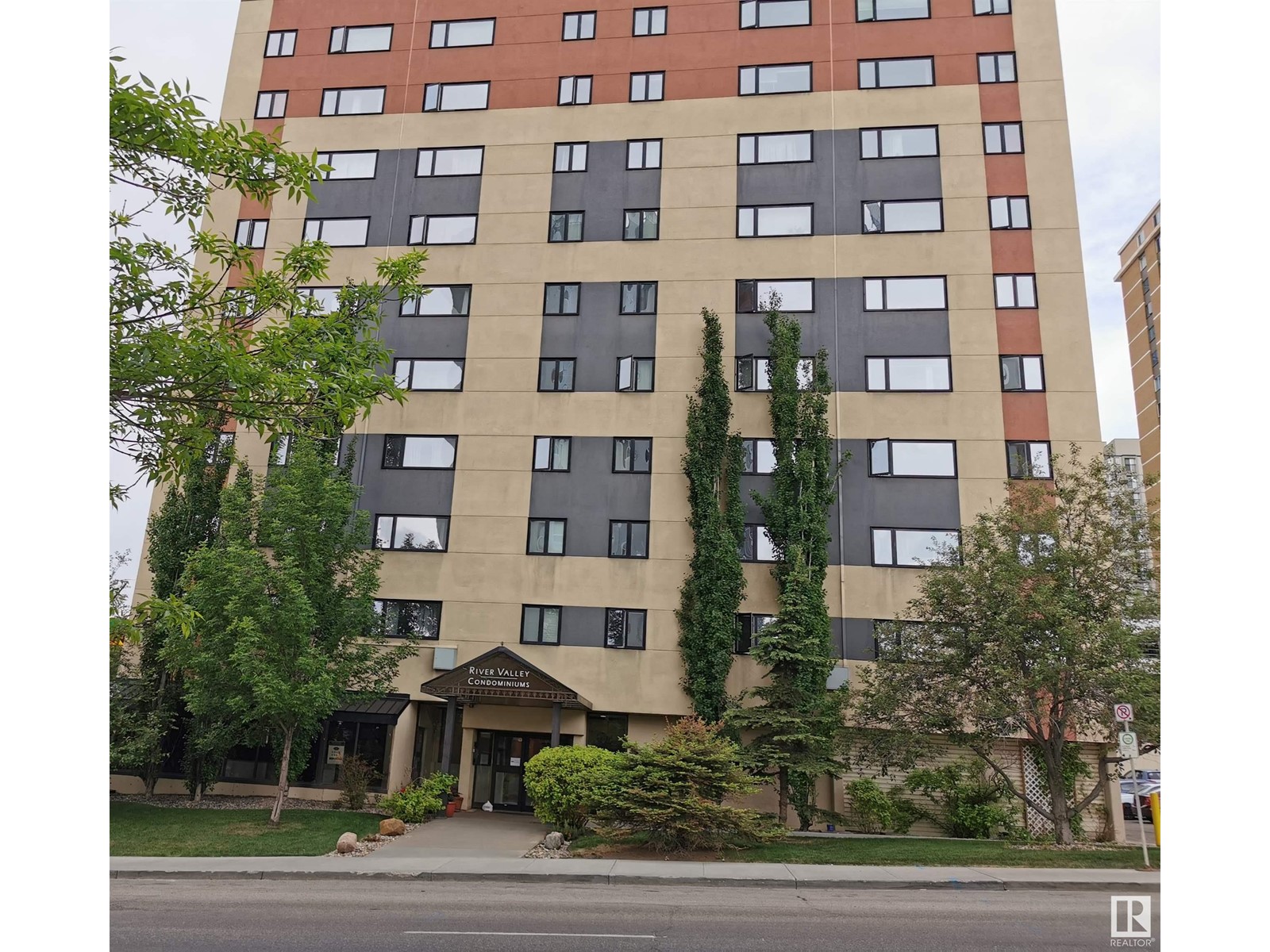 Photo 3 of 9710 105 St Nw, Edmonton AB