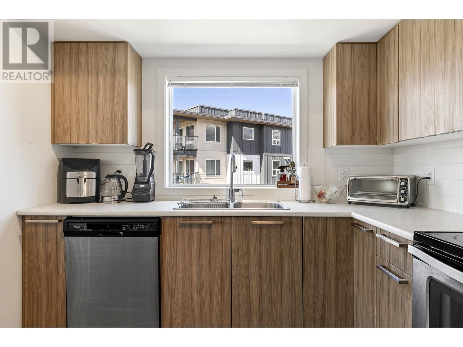 312 883 Academy Way, Kelowna