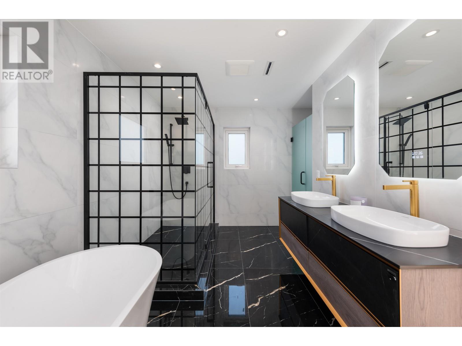 4082 SUNNYCREST DRIVE, North Vancouver