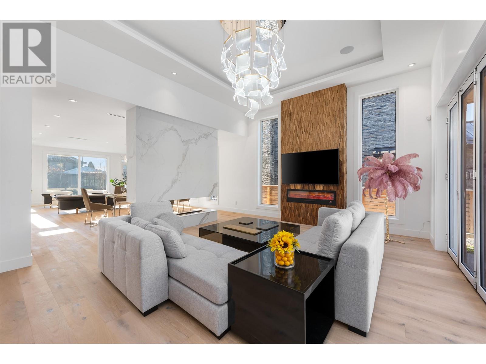 4082 SUNNYCREST DRIVE, North Vancouver