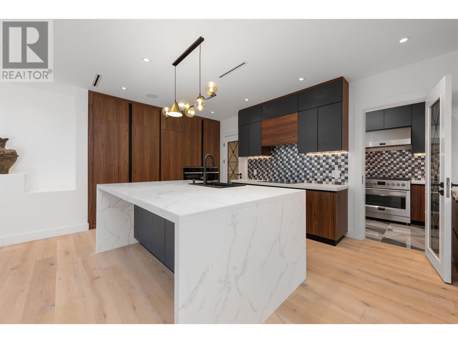 4082 SUNNYCREST DRIVE, North Vancouver