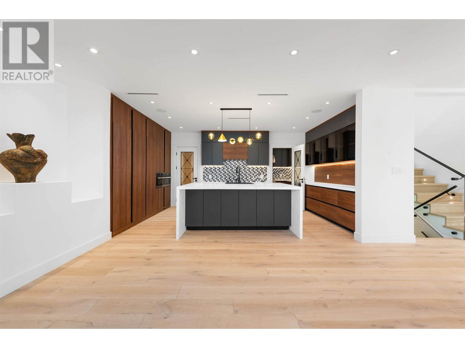 4082 SUNNYCREST DRIVE, North Vancouver
