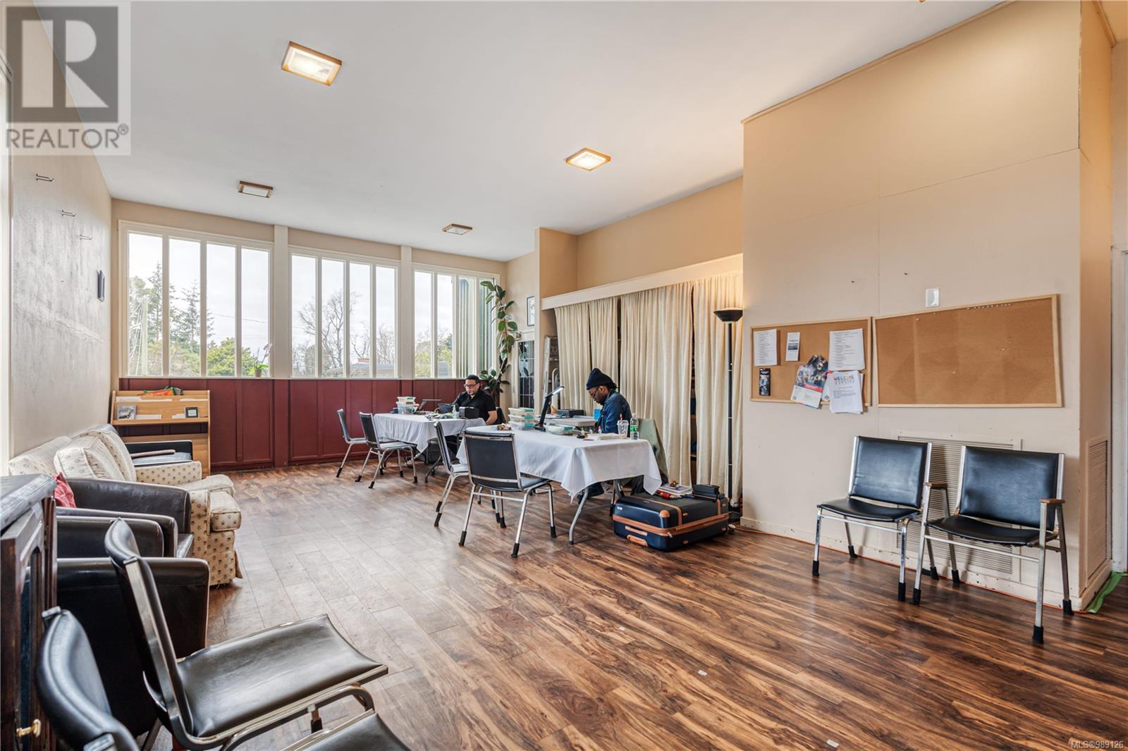  1806 San Juan Avenue, Saanich