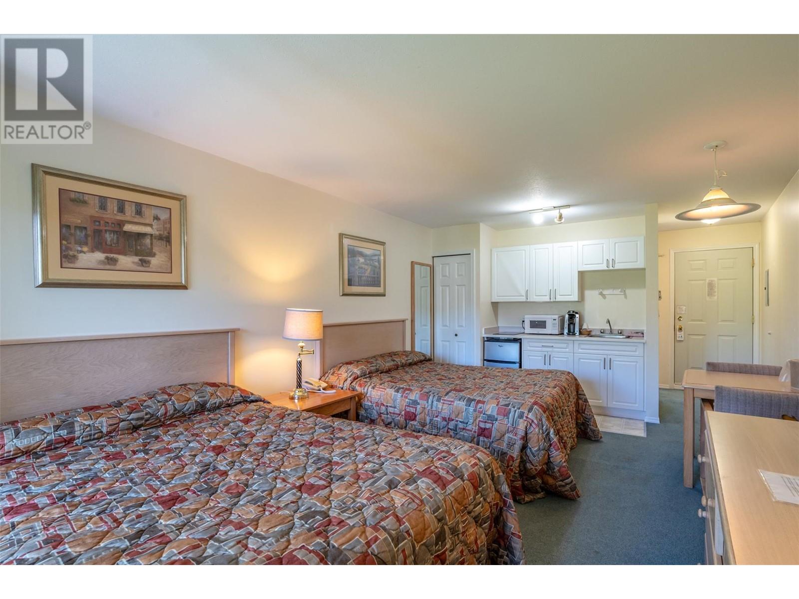  6203 Willow Avenue, Summerland